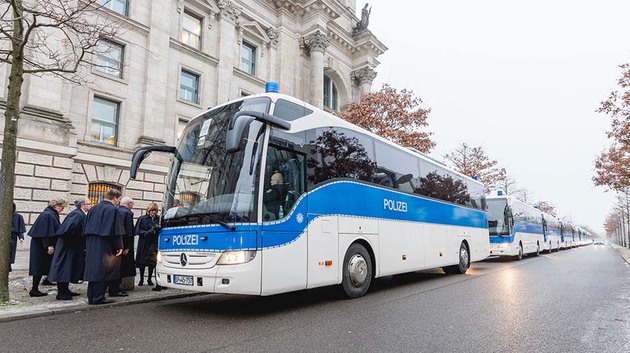 18 Großraumbusse der Bundespolizei sorgten für eine reibungslose An- und Abreise der Trauergäste im Berliner Stadtgebiet - hier bei der Abholung der Mitglieder des Deutschen Bundestages am Reichstagsgebäude.