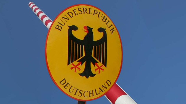 Schlagbaum mit Hinweisschild "Bundesrepublik Deutschland"