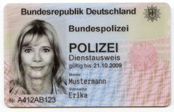 Muster: Dienstausweis einer Polizeivollzugsbeamtin 