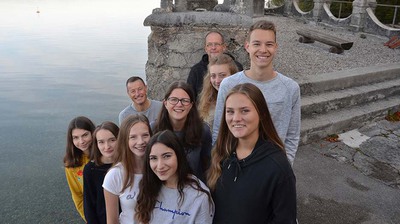 Jugendliche Autoren und Präventionsbeamte der Bundespolizei am Starnberger See - Ort des Krimigeschehens