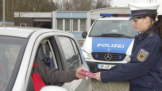 Ausweisübergabe bei der grenzpolizeilichen Kontrolle eines KFZ