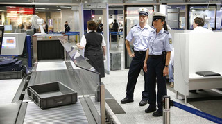 Luftsicherheitskontrolle im Flughafen