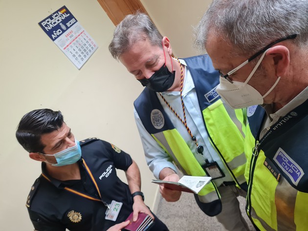 Grenzpolizeilicher Unterstützungsbeamter bei der Dokumentenprüfung am Flughafen Madrid