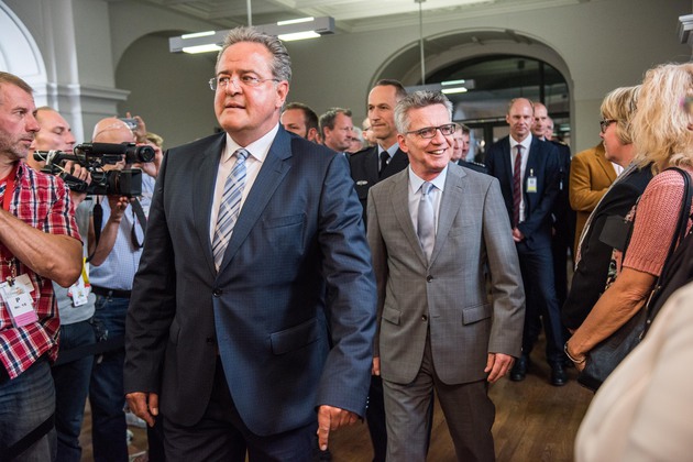 Präsident des Bundespolizeipräsidiums Dr. Dieter Romann, Bundesminister des Innern Dr. Thomas de Maizière, Präsident der BPOLD 11 Olaf Linder