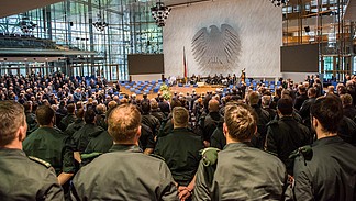Mehr als 500 Gäste aus Politik und Behörden, von internationalen Partnern sowie aktive und ehemalige Angehörige der GSG 9 nahmen am 29. Januar 2018 in Bonn Abschied von General im BGS a.D. Ulrich K. Wegener.