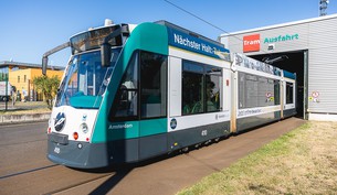 Die neue Tram Siemens Combino XL im Bundespolizeidesign verlässt das Depot bei den Verkehrsbetrieben in Potsdam.