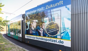 Die Straßenbahn bietet der Bundespolizei für die nächsten zwölf Monate eine einmalige Werbefläche zur Nachwuchsgewinnung.