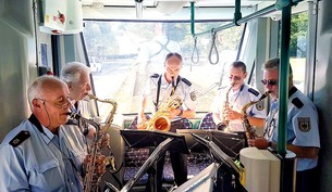 Musik hören bei der Fahrt mal anders und ohne Kopfhörer: Das Saxophon-Quintett spielte live in der Tram.