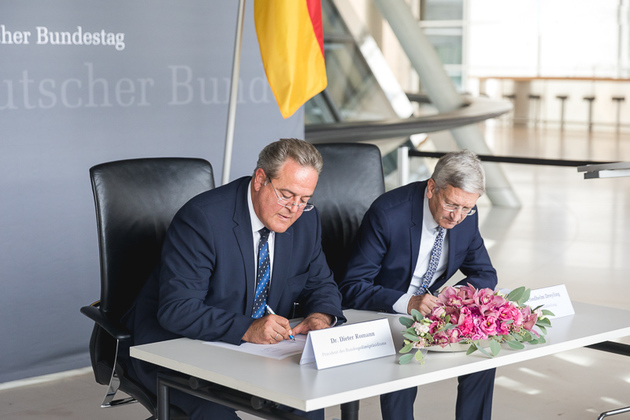 Dr. Dieter Romann (l.) und Friedhelm Dreyling (r.) unterzeichnen die Verwaltungsvereinbahrung.