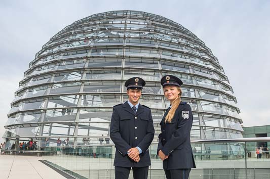 Die Besucher des Reichstages und der Kuppel nehmen die Polizei beim Deutschen Bundestag dank der neuen Uniformen nun auch optisch wahr.
