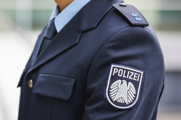 Die Uniform der Polizei beim Deutschen Bundestag unterscheidet sich von der der Bundespolizei nur im Ärmel- und Hoheitsabzeichen.