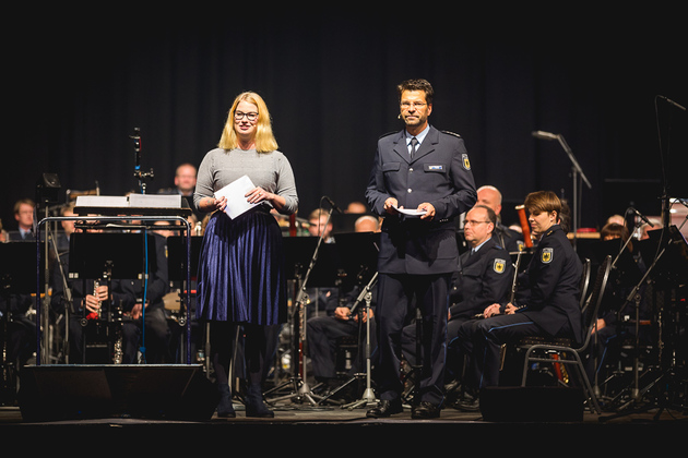 Durch das Konzertprogramm führten Caro Kahn von Radio Potsdam und Lars Rebel vom Bundespolizeipräsidium.