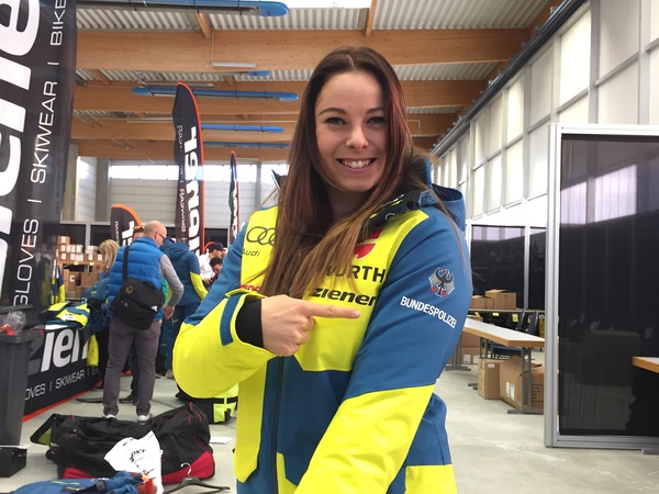 Ski Crosserin Daniela Maier freut sich über die Auszeichnung "Juniorensportlerin 2017"  