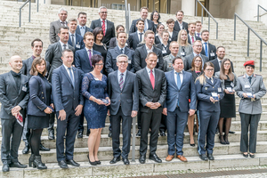 Gruppenbild der 45 geehrten Athletinnen und Athleten mit Bundesminister de Maizière und DOSB-Präsident Alfons Hörmann