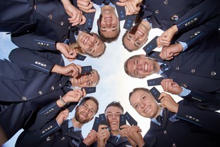Die Bundespolizeiathleten erhielten nicht nur ihre Abschlusszeugnisse sondern auch die begehrten Polizeimeisterschulterstücke.