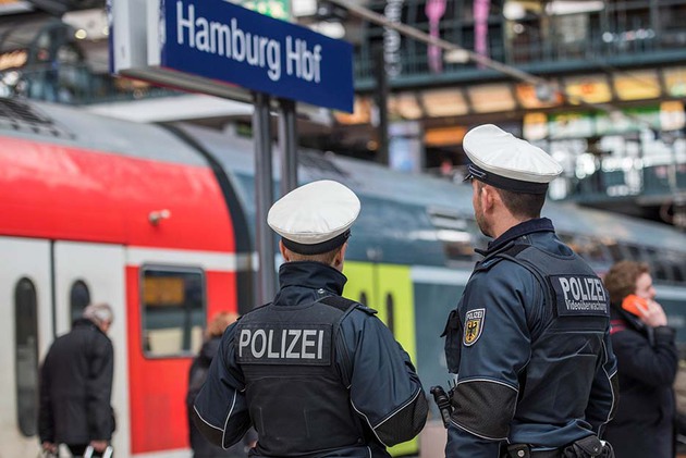 Einsatzkräfte am Bahnsteig des Hamburger Hauptbahnhofs