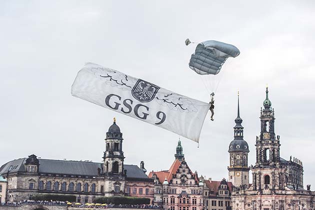 Fallschirmspringer mit GSG 9-Flagge