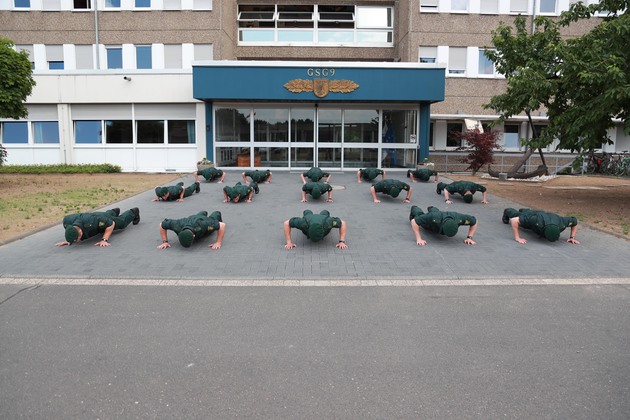 Erklettern einer Häuserwand