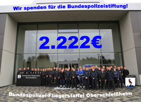 Die Mitarbeiter der Bundespolizei-Fliegerstaffel Oberschleißheim sammelten insgesamt 2.222 Euro.
