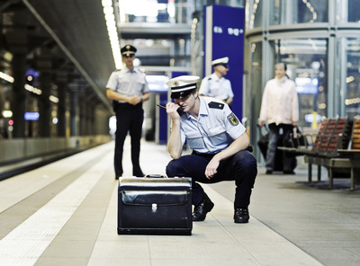Die Bundespolizei überprüft ein herrenloses Gepäckstück auf dem Bahnsteig