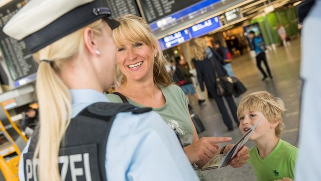 Informationen für Eltern Teaser Mutter mit Kind im Gespräch mit Bundespolizei