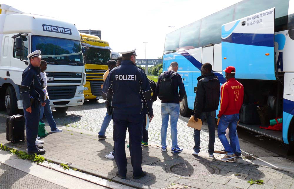 Kontrolle eines Reisebusses im grenzüberschreitenden Reiseverkehr