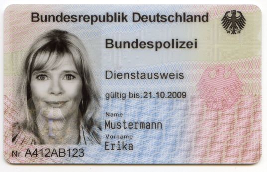 Muster: Dienstausweis einer Verwaltungsmitarbeiterin