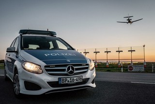 Ein Flughafen ist als solcher durch bauliche Einrichtungen erkennbar und nach außen hin abgegrenzt.